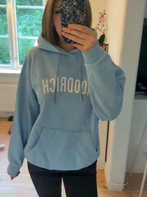 Ljusblå hoodie från Hoodrich - Säljer en ljusblå hoodie från Hoodrich med stor vit logga på bröstet. Hoodien har huva med dragsko, magficka och mjukt fleecefoder på insidan. Orginal pris 800kr
