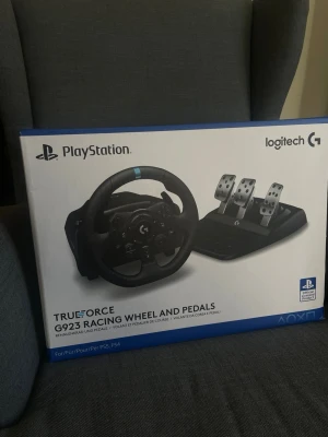 Logitech g923 ratt - Helt ny kommer med garanti i 8 månader från och med uppladdning använd tre gånger och säljer den då jag inte har någon användning. Kommer förmodligen säljas fort då jag säljer den för en fraction av vad den kostar i butik i samma skick.