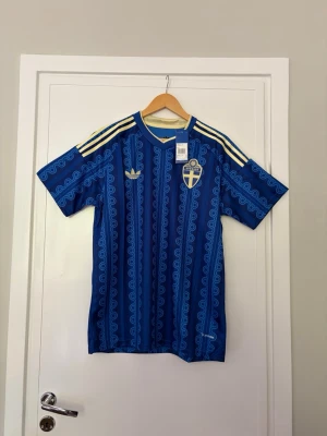 🇸🇪 Sverige VM Bortatröja | Strl L | Ny med tags  -  Sverige VM Bortatröja – Strl L 🇸🇪  Snygg Sverige VM bortatröja i mörkblå design med klassiska gula detaljer. En stilren och modern landslagströja som passar perfekt för både fotbollsfans och samlare.  ✨ Helt ny med tags kvar📏 Storlek L⚽ Hög kvalitet och bekväm passform🔥 Perfekt till matchdagar, träning eller vardagsbruk🇸🇪 Klassisk bortadesign med fina detaljer  Skick: Oanvänd  💰 Pris: 299 kr  📦 Kan skickas eller hämtas enligt överenskommelse.  En riktigt snygg Sverige-tröja för dig som vill visa 