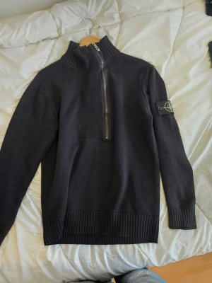 Svart vintage stickad tröja från Stone Island - Storlek XL-junior men passar s/m. Längd uppifrån och neråt 86cm, sida till sida under armhålorna 46cm. 