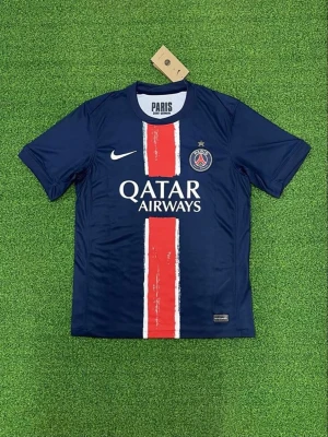 PSG matchtröja blå Nike - Säljer en blå PSG matchtröja från Nike med röd och vit vertikal rand på framsidan. Tröjan har klubbmärke och Qatar Airways-logga på bröstet samt rund hals. Perfekt för fotbollsfans som vill stötta sitt lag med stil.