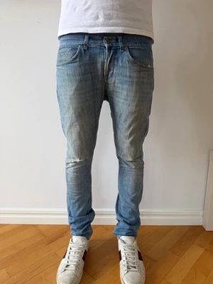 Dondup George jeans - Säljer ett par feta Dondup George jeans i storlek W31. Modellen är ca 180 cm. Nypris är ca 3400kr. Hör av er vid funderingar!