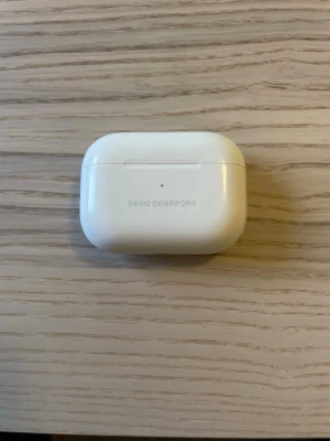 Apple AirPods Pro - Apple AirPods Pro säljes!  I bra skick och fungerar utmärkt! Mitt namn står graverat på etuiet, men går att få bort om man är händig.  Allt gott!  /David