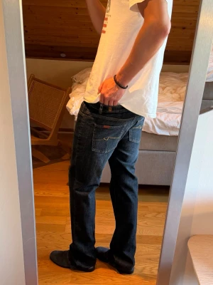 7 for all mankind jeans - Mörkblåa jeans från 7 for all mankind i w33. Sitter straight 