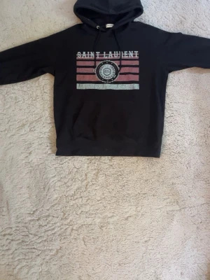 Saint lurent hoodie - Säljer min saint Laurent hoodie i storlek M, inga defekter eller liknande, inget og medföljer.