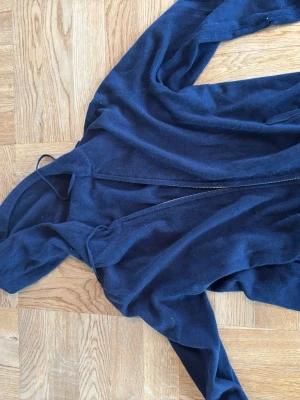 Mörkblå hoodie från Soft Goat - Ass skön soft goat tröja med full sip o 100% cashmere jätte skön o perfekt till sommaren 