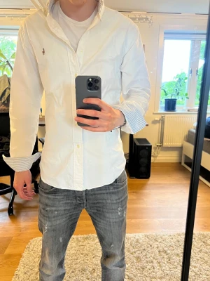 Ralph Lauren skjorta - Säljer en vit Ralph Lauren skjorta | Slim fit | Självklart äkta | Inga defekter❌| Pris - 499 | Pris går att diskutera | Skriv gärna vid frågor | 🙌🙌🙌