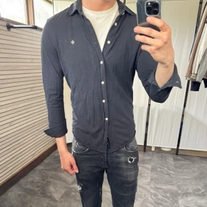 Morris skjorta - Bra skick, använd men har varken hål eller fläckar. Storlek M passar också S‼️Nypris ca 1500kr. Passar dig som är 170-180cm ungefär. Modellen är 185 cm, 75 kg. Skriv för mer information!🤝