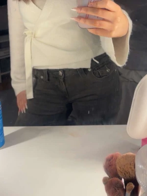 True religion  - Mörkgrå true religion byxor, joey low rise flare. Lite defekt längst ner vid benen då jag är kort. Kan visa om önskas💕🙏Storlek w26/36