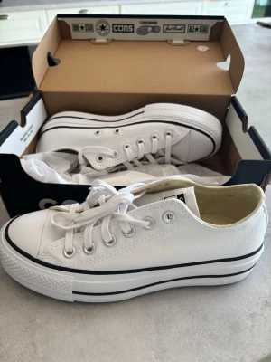 Vita Converse All Star lift - säljer dessa HELT oanvända svin snygga converse i strl: 37,5 (har 38 på skor ibland 38,5 men dessa är lite stor i storleken)  fick dessa i present för några veckor sen och aldrig använt! super fräscha och fina till sommaren men måste tyvärr sälja då de är lite glappiga i hälen och har tappat bort retur lappen  original pris: 1015kr säljer för: 835kr (de är helt oanvända och i perfekt skick!💖💖💖💖