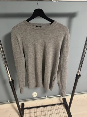 Grå merinoull tröja från Uniqlo - En stilren grå merinoull tröja från Uniqlo, skick 9/10, vanlig men lite finare tröja för vardagen, funkar till allt, hör gärna av er vid fler frågor eller funderingar, mvh 