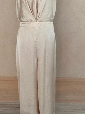 Beige/Champange färgad jumpsuit  - Jumpsuit från Zara. Stl 40 på etiketten. Mer som en 38.  Perfekt skick! 