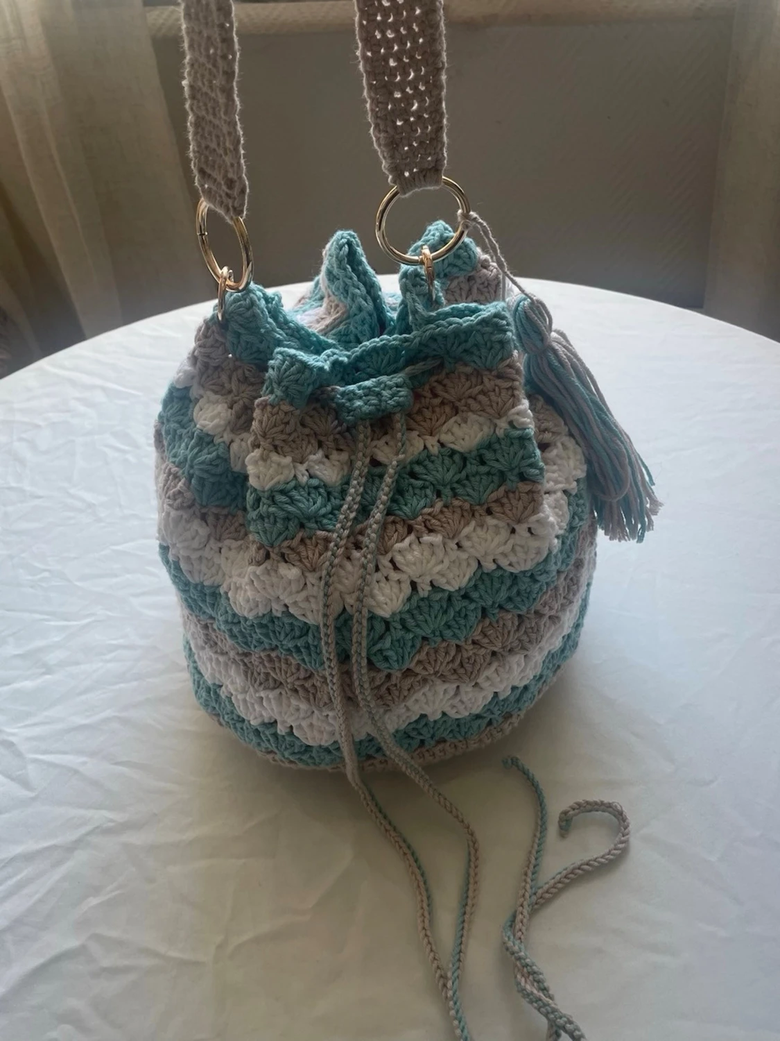 Virkad randig bucket bag