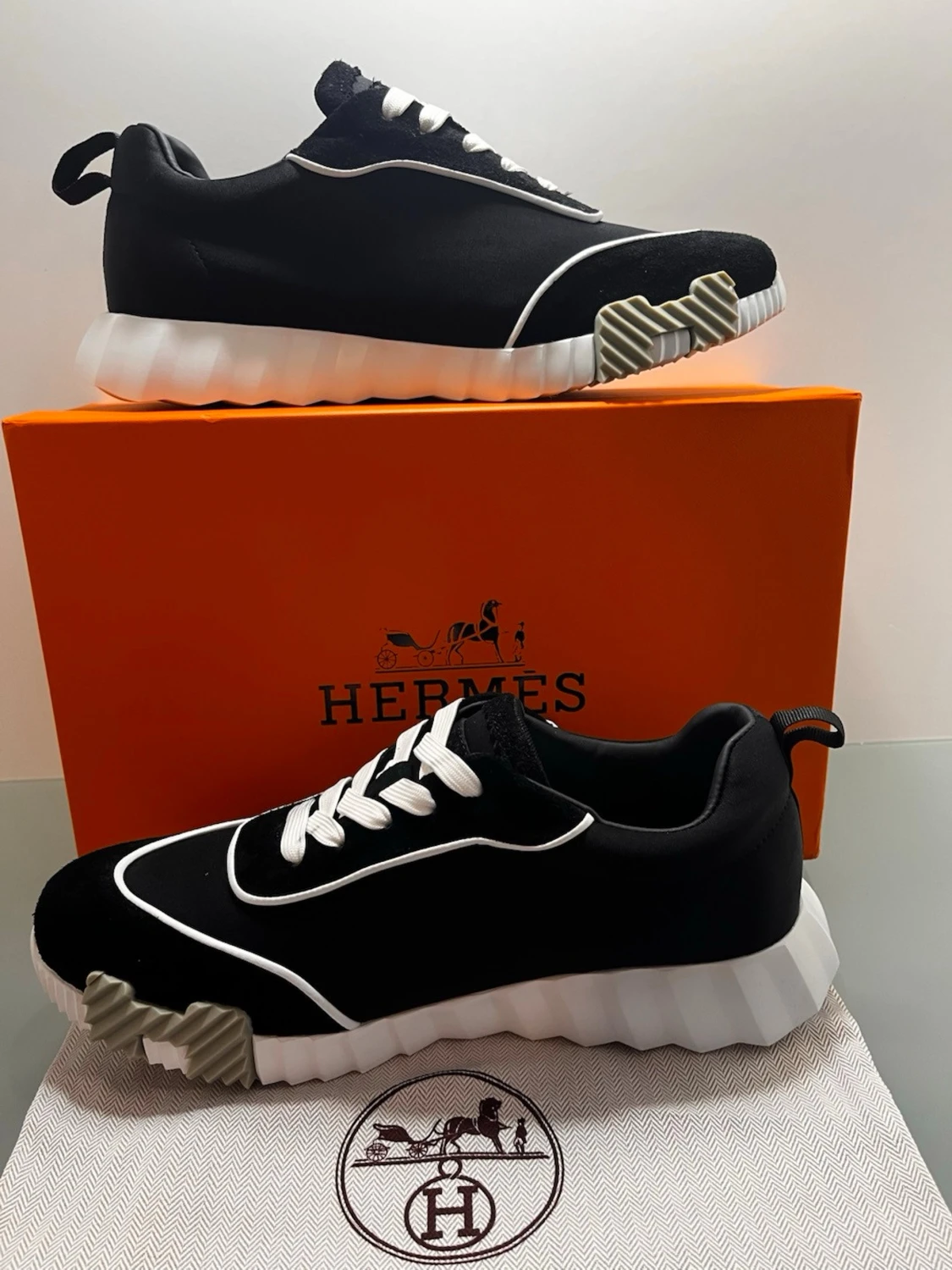 Svarta  sneakers med vit sula - 1
