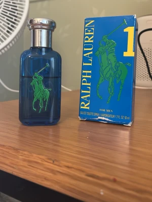 Ralph Lauren Polo Blue 1 EdT 50ml - Fräsch herrparfym från Ralph Lauren i blå glasflaska med silverfärgad kork och grön polospelare på framsidan. Kommer med originalkartong i blått och gult med tydlig Polo-logga. Eau de toilette spray som ger en sportig och energisk känsla. Köpte på stena line båten för 250kr den är äkta och jag säljer den på grund av att jag har ingen andvänding av den. Den luktar fortfarande bra (luktar citron lime) och perfekt som en budget parfym för de som gill lukta gott på sommaren. Öppet till pris förslag 