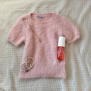 Ljusrosa fluffig tröja från ZARA - Supermjuk och fluffig ljusrosa tröja från ZARA med korta ärmar och rund halsringning.  Passar perfekt för en tjejmiddag under sommaren! Säljs pga för liten storlek. 💕Priset går alltid att diskutera!!