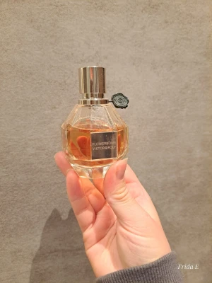 Viktor & Rolf Flowerbomb parfym - Flowerbomb från Viktor & Rolf är en ikonisk parfym i en lyxig, multifasetterad glasflaska med silverfärgad metallkork och svart sigill. Doften är blommig och flaskan har en ljusrosa tonad vätska som ger ett exklusivt intryck. Den är på 50 ml, ca 70 procent kvar