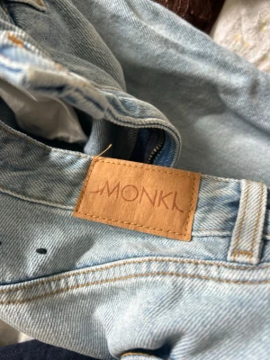 Ljusblå raka jeans från Monki - Säljer ett par ljusblå jeans från Monki med rak passform och klassisk femficksdesign. Jeansen har hög midja och är tillverkade i ett mjukt denimtyg. Perfekta för en avslappnad och trendig look.