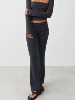 Svarta bootcut leggings med omlottmidja - Säljer ett par svarta leggings med bootcut-modell och snygg omlottmidja. De har en tight passform upptill och släpper ut nedtill för en trendig siluett. Jätte fina och knappt använda 🫶🏻