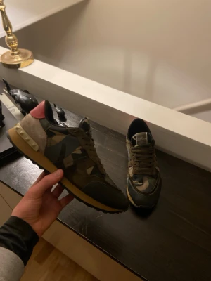 Valentino Rockrunners - Snygga sneakers från Valentino Garavani vid köp för man även med replay anbass jeans