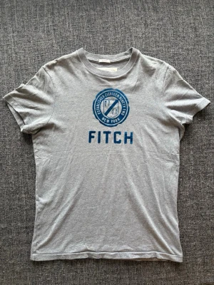 Abercrombie & fitch T-shirt ~ 2000’s modell  - Sjukt eftertraktad Abercrombie & Fitch T-shirt i L – vintage modell i grå färg, passar även M 🌿   Kan gå ner lite i pris vid snabb affär ✌️ Skickas inom 24h 📦