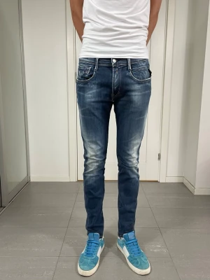 Replay Anbass Hyperflex Jeans  - Säljer nu dessa Replay Anbass Hyperflex Jeans, W31 o L32 med mått ca 38 o 104 cm. skriv för fler bilder/frågor🙌🏼