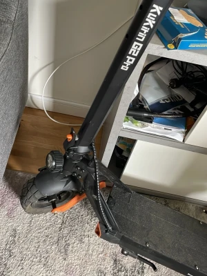 Elsparkcykel kukirin G2 Pro  - Säljer en svart och orange elsparkcykel av modellen kukirin G2 Pro. Den har breda däck, robust ram i metall, framlykta och tydlig display på styret. Perfekt för dig som vill ta dig fram snabbt och smidigt i stan. Har gåt 422 km bra skick bromsar fungerar bra går upp till 80 km/h i timmen möts bara upp 