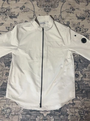 Cp company overshirt  - Storlek S lite defekter syns i bilddn därav pris men går bort i tvätt 
