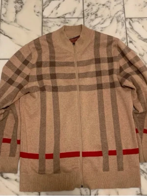 Burberry tröja strlk M - Använder inte den längre därför säljer jag  den. Skriv om du har någon fråga pris kan diskuteras!