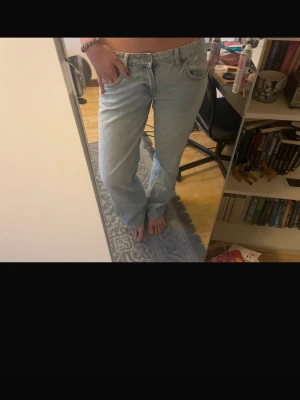 Ljusblå raka/baggy jeans - Jeans från Zara i loose fit, använda 3/4 gånger så defekt fria! 