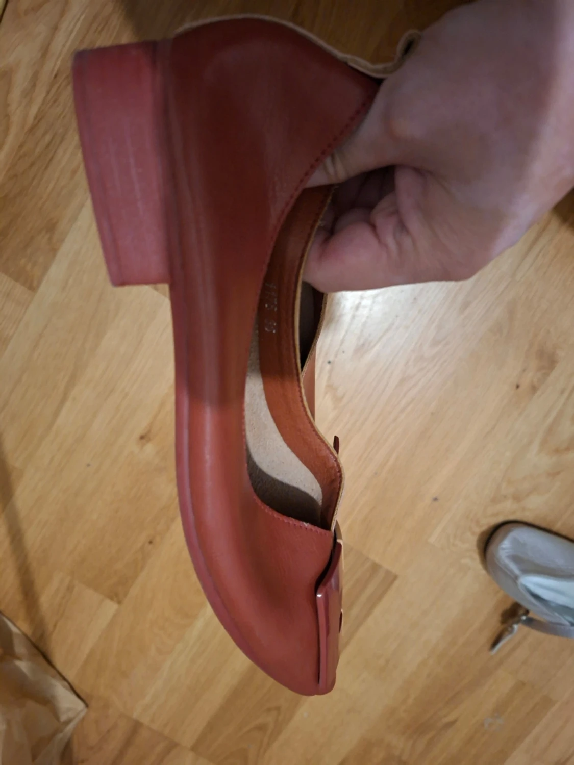 Röda ballerinaskor med beige spänne - 1