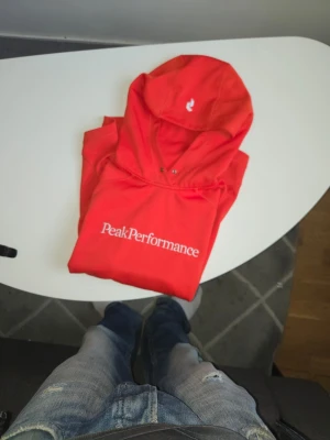 Fin orange hoodie feån peak performance  - Mycket gott skick, snygg orange färg i storlek S
