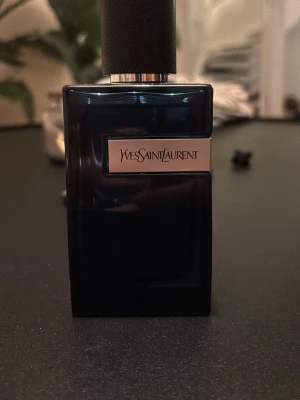 Yves Saint Laurent intense edp 100ml - Yves Saint Laurent intense edp. Fick den i present men kommer inte få någon användning av den. Tar bara plats. (vill du lukta som Marlon så köp denna)😂✌🏼