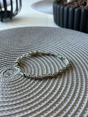 Snyggt flätat silverarmband ÄKTA! - Äkta 925 sterling silver armband i bysantinsk/kungslänk design. Bra skick. Tung och stilren modell. Priset kan diskuteras, Levereras inom 24 tim!