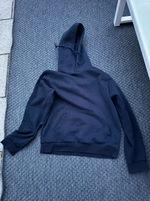 Jack and Jones hoddie - En Jack and Jones hoddie i färg blå, storlek xs