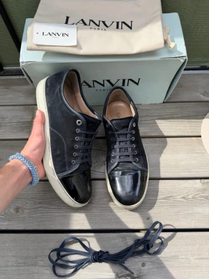 Lanvin - Lanvin dbb1 captoe marinblå | storlek 11 eu45 | bra skick, skador på captoen | box, 2 dustbags, lanvin kort och extra snören kommer med vid köp | pris går att diskutera vid snabb affär |