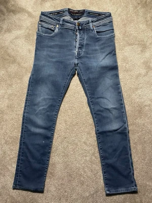 Jacob Cohen Jeans  - Hej! Säljer nu dessa Jacob Cohen jeans i modellen 688. Jeansen är i mycket fint skick. Storleken är W30 Bara att skriva vid frågor. 