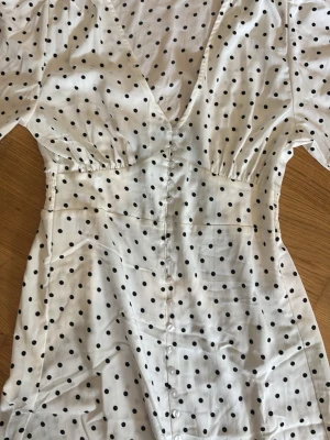 Prickig lång klänning - Säljer min klänning från lager 157💗