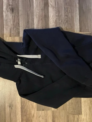 Mörkblå Russemerch zip - Säljer mina russemerch zip i fint skick💞Stl:S Katt och hund finns i hemmet