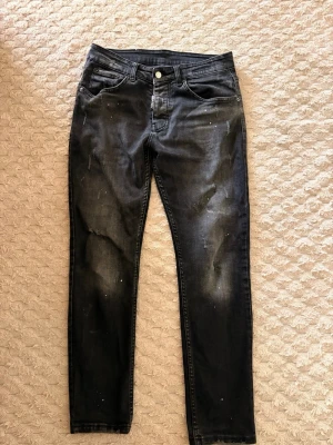 🔥 Dsquared2 Jeans – Strl 48 🔥 - Snygga Dsquared2 jeans i svart tvätt med slitna detaljer. Bra skick och riktigt snygg passform. Perfekta för dig som gillar designer och streetwear.  ✅ Storlek 48 ✅ Bra skick ✅ Original Dsquared2 ✅ Först till kvarn!  📩 Skicka meddelande vid intresse eller för fler bilder.