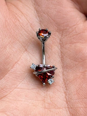 NY Oanvänd - Navelpiercing  - 🔥 ERBJUDANDE: Få 30% rabatt när du köper 2 valfria piercingar! 🔥  Passa på att fynda och uppdatera din smyckessamling 💖 Skicka ett meddelande vid intresse eller frågor!