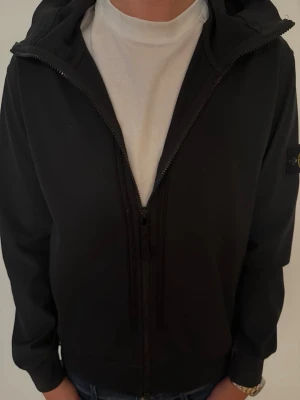 Stone island windbreaker  - Säljer en fet vindjacka från Stone Island i storlek L, modellen är ca 190 cm lång. Pris kan diskuteras. Hör av er vid funderingar!