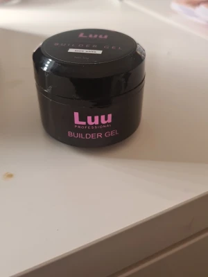Luu Builder Gel Snow White 30g - Bygggel från Luunails färgen Snow White. Aldrig använt, men öppnat.  Perfekt för att skapa starka och snygga naglar. Kommer i en svart burk med rosa text och innehåller 30g gel. Passar både till förlängning och förstärkning av naglar. Nypris 250kr