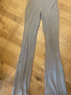 Beigea Yoga pants🪩💕 - Snygga beigea Yoga pants med utsvängda ben och låg midja. Stretchigt material som sitter skönt på kroppen. Yoga pantsen passar inte mig längre 🤍🎀