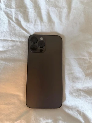 1:1 iPhone 13 Pro Max  - Säljer en 1:1-kopia av iPhone 13 pro Max i silver. Perfekt som rekvisita eller till exempel vid inlämning av mobil under prov. Ej fungerande. Tveka inte med att ställa frågor!