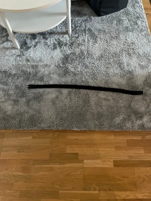 Svart flätat bälte från Jack & Jones 80 cm - Snyggt svart flätat bälte från Jack & Jones med silverfärgat spänne. Bältet har detaljer i skinn och är perfekt för att lyfta vilken outfit som helst. Klassisk design som funkar till jeans eller chinos.80 cm