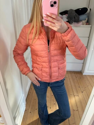 Korall vårjacka - Snygg korallfärgad tunn jacka perfekt inför våren💕 storlek M men skulle säga att den är liten i storlek, jag brukar ha xs för referens💕