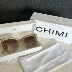 Beige solglasögon CHIMI 07 ecru - Snygga beiga solglasögon från Chimi i modellen 07 och i färg Ecru. Perfekta för soliga dagar och kommer med original förpackning (se bild), påsen till glasögonen är borta. De är i väldigt bra skick och köpta förra sommaren, de har inte några repor. (ordinarie pris 1400kr). Pris går att diskutera! Skriv vid ytterligare bilder eller frågor