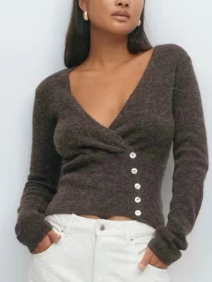 Brun söt kofta, Gina Tricot - Super söt brun kofta med knappar från Ginatricot. Sparsamt använd! !Slutsåld på nätet och i butik!