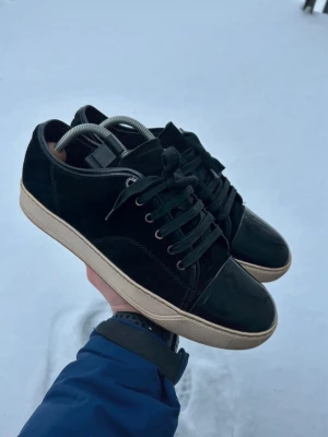 Lanvin - Säljer ett par lanvins i storlek eu 9 vilket är uk 7 dem sitter som 43-44 sick 9/10 dock saknar dem innersulla, dustbag följer med!